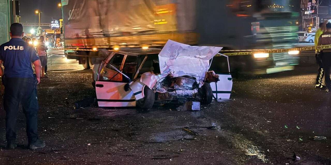 Trafik ışıklarında bekleyen araca çarpan Tofaş kağıt gibi ezildi! 2 ölü