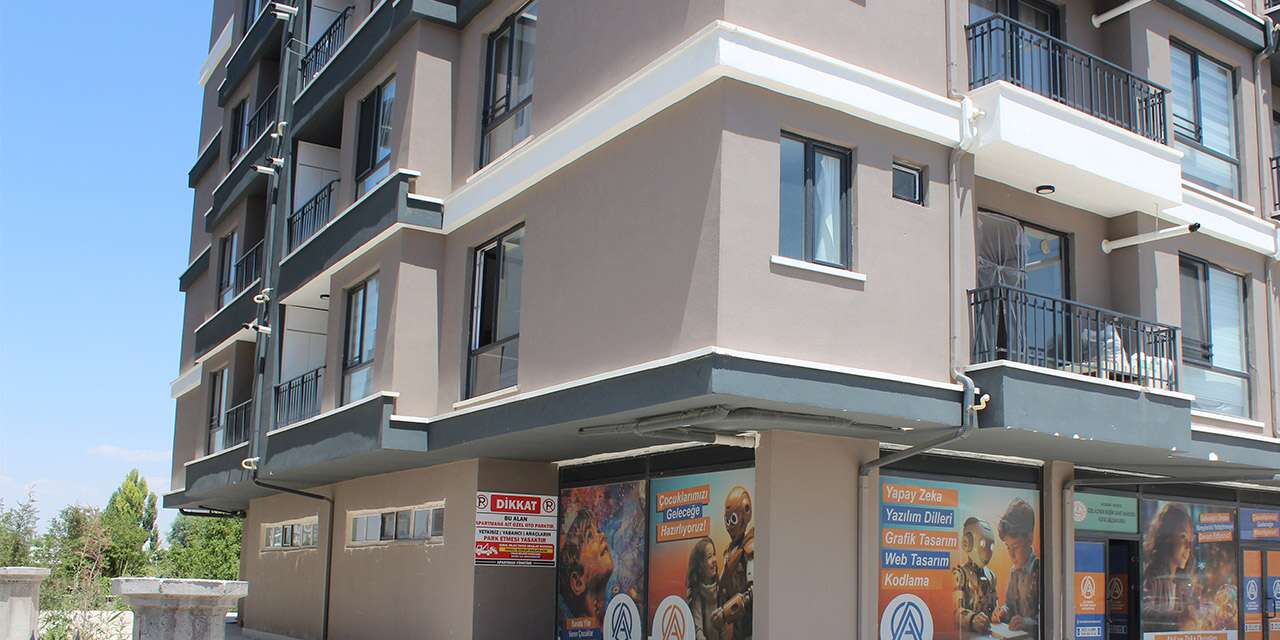 46 yaşındaki adam cam silerken beton zemine düştü! Durumu ağır