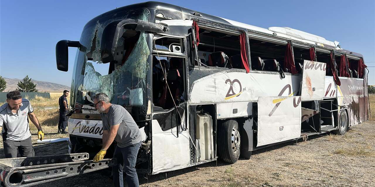 Bariyerlere çarpan yolcu otobüsü devrildi! 31 yaralı var