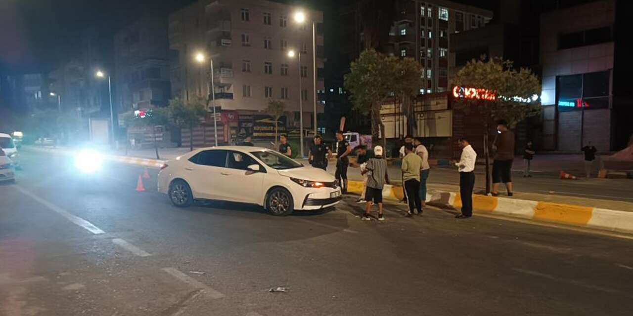Denetim sırasında kaza! Polis memuru aracın altında kaldı