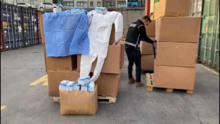 Yurt dışına gönderilmek istenen bir konteyner dolusu maske ve tuluma el konuldu