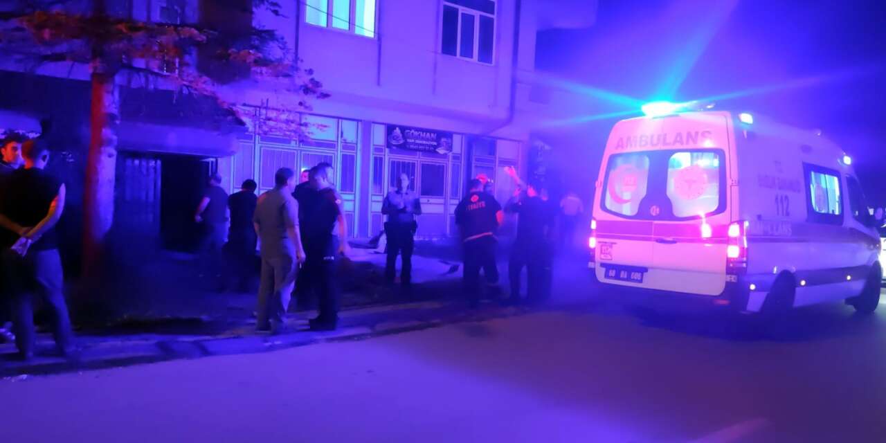 Eşi kapıyı açmayınca çatıdan girmeye çalıştı! 19 yaşındaki genç ağır yaralandı