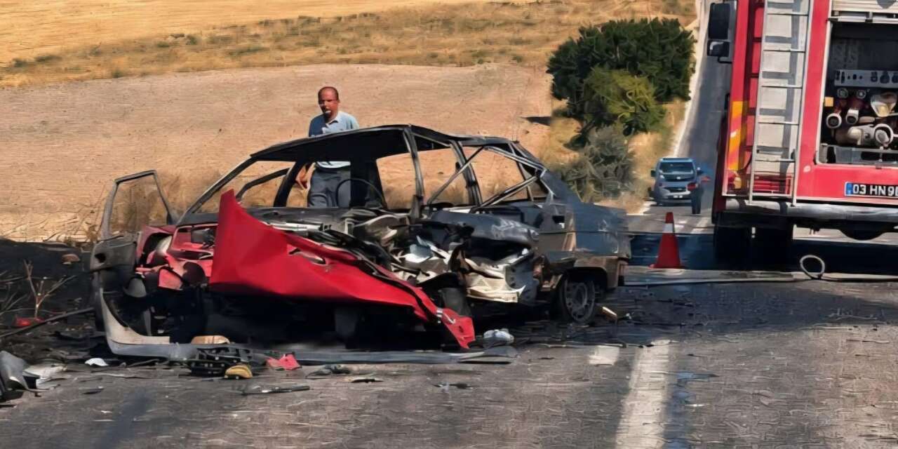Otomobiller kafa kafaya çarpıştı! Sürücü alev alan araçta yanarak can verdi
