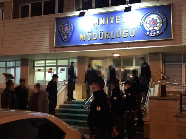 Sosyal mesafe kuralını çiğneyerek kumar oynayan 28 kişiye 88 bin lira para cezası verildi