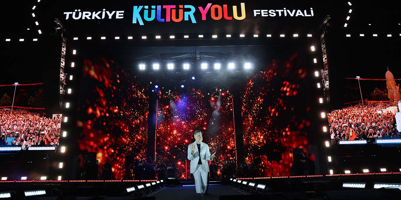 Konya’da Özcan Deniz hayranları meydanlara sığmadı
