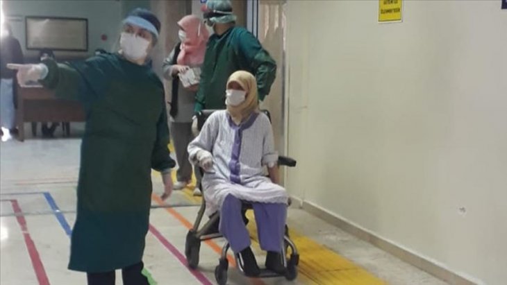 Koronavirüsü yenen 99 yaşındaki kadın alkışlarla taburcu edildi