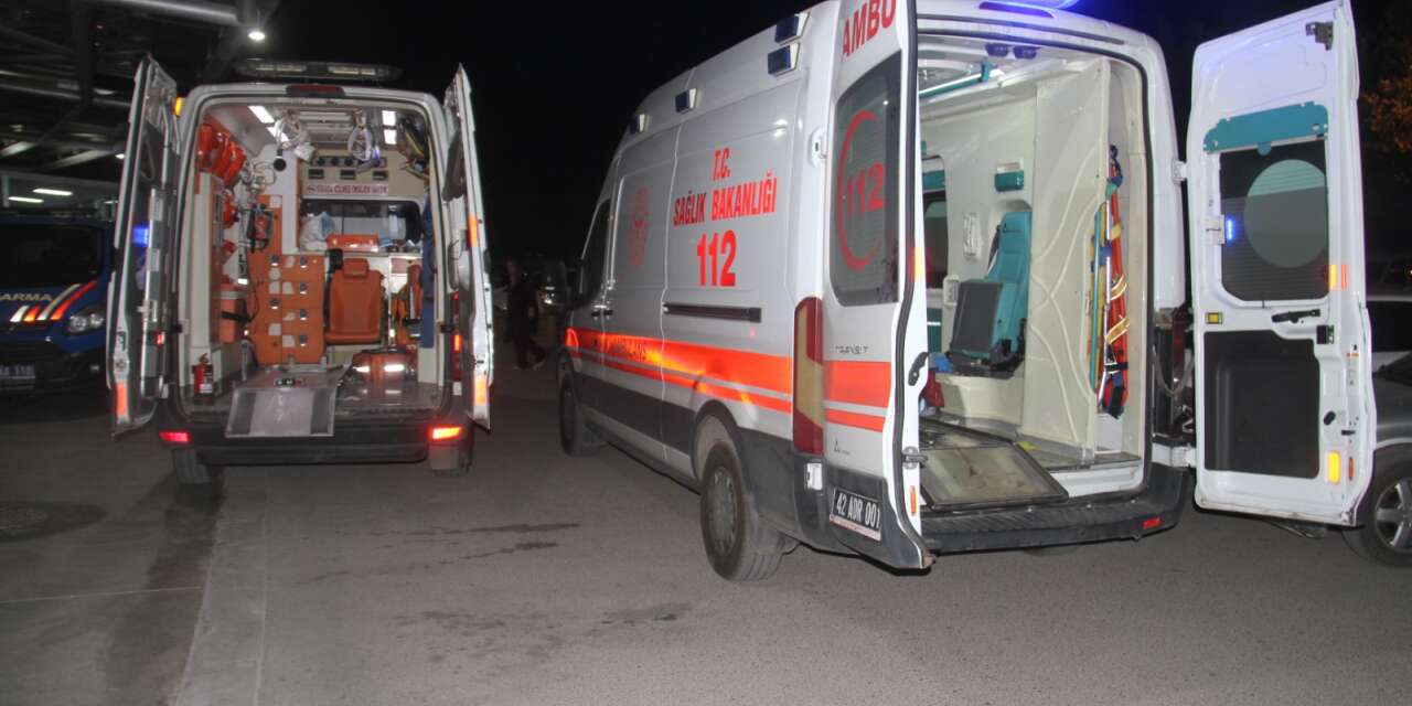 Konya'da aydınlatma direğine çarpan otomobilin sürücüsü yaralandı