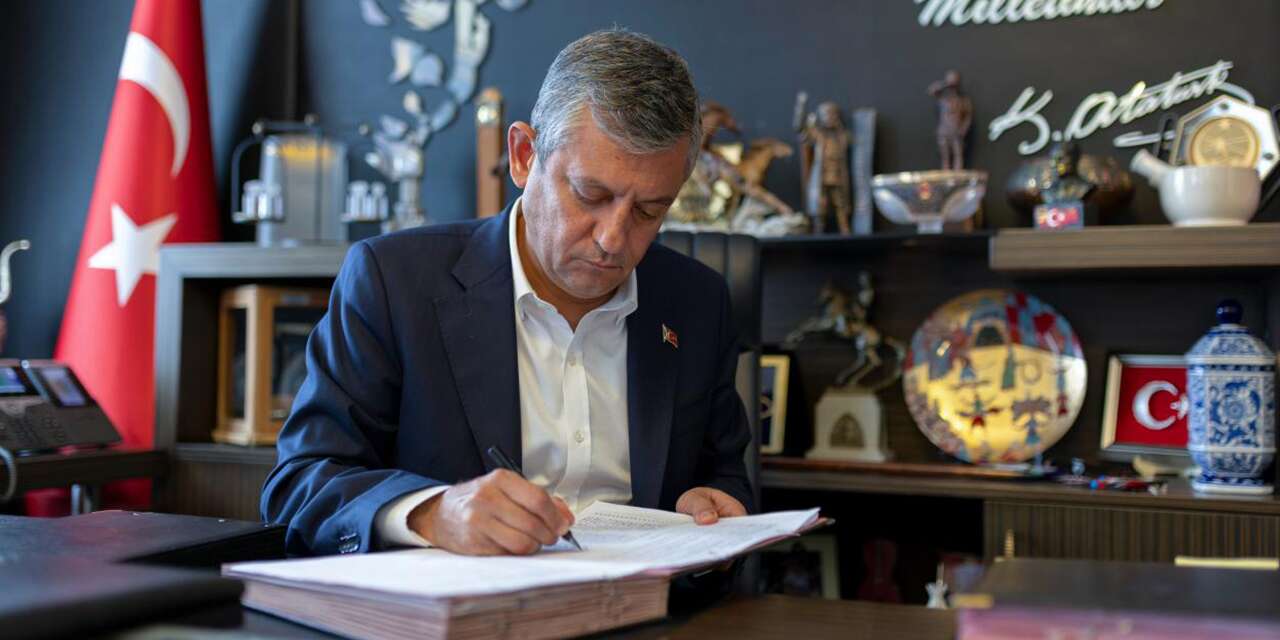 CHP'de tarihi ayrılık! Özgür Özel ve 90 milletvekili istifa etti