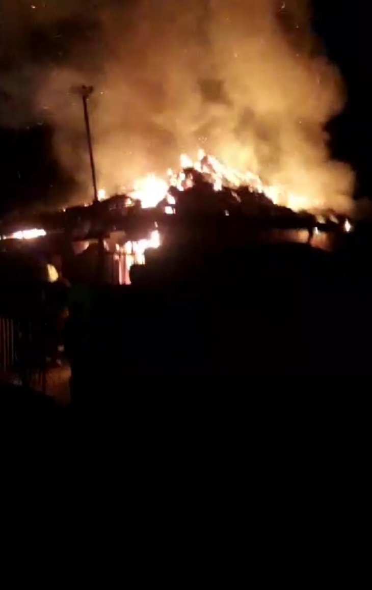 Karantina altındaki mahallede bulunan ev yandı