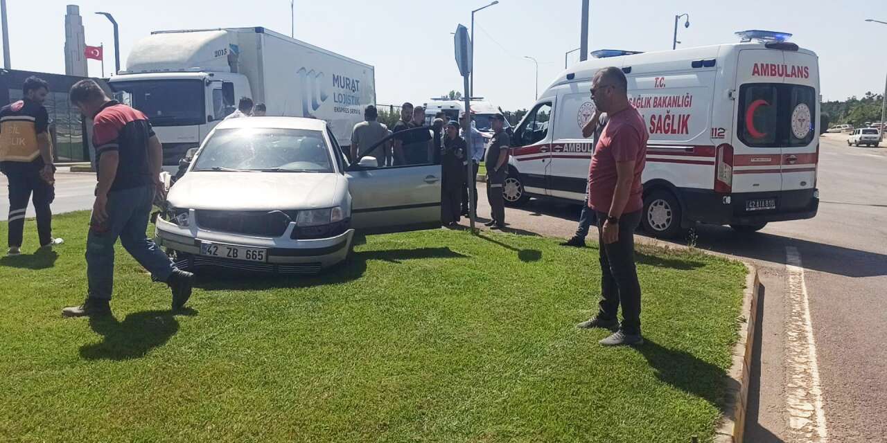 Konya'da kavşak kazası! Otomobil hurdaya döndü