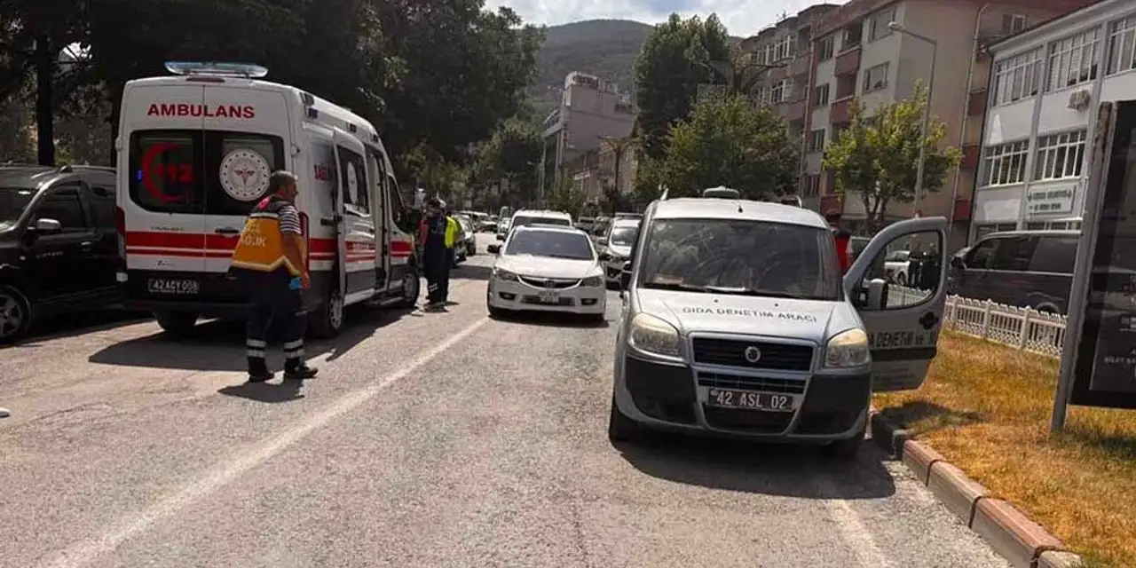 Konya'da motosiklet ile hafif ticari araç çarpıştı! 1 kişi yaralandı
