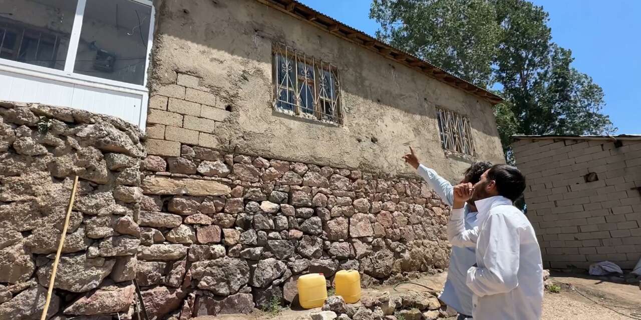 Yılanlar bir ailenin hayatını kabusa çevirdi! Evlerini istila ettiler