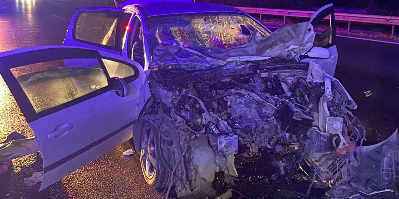 Otomobil kamyona çarptı! 1 ölü, 3 yaralı var