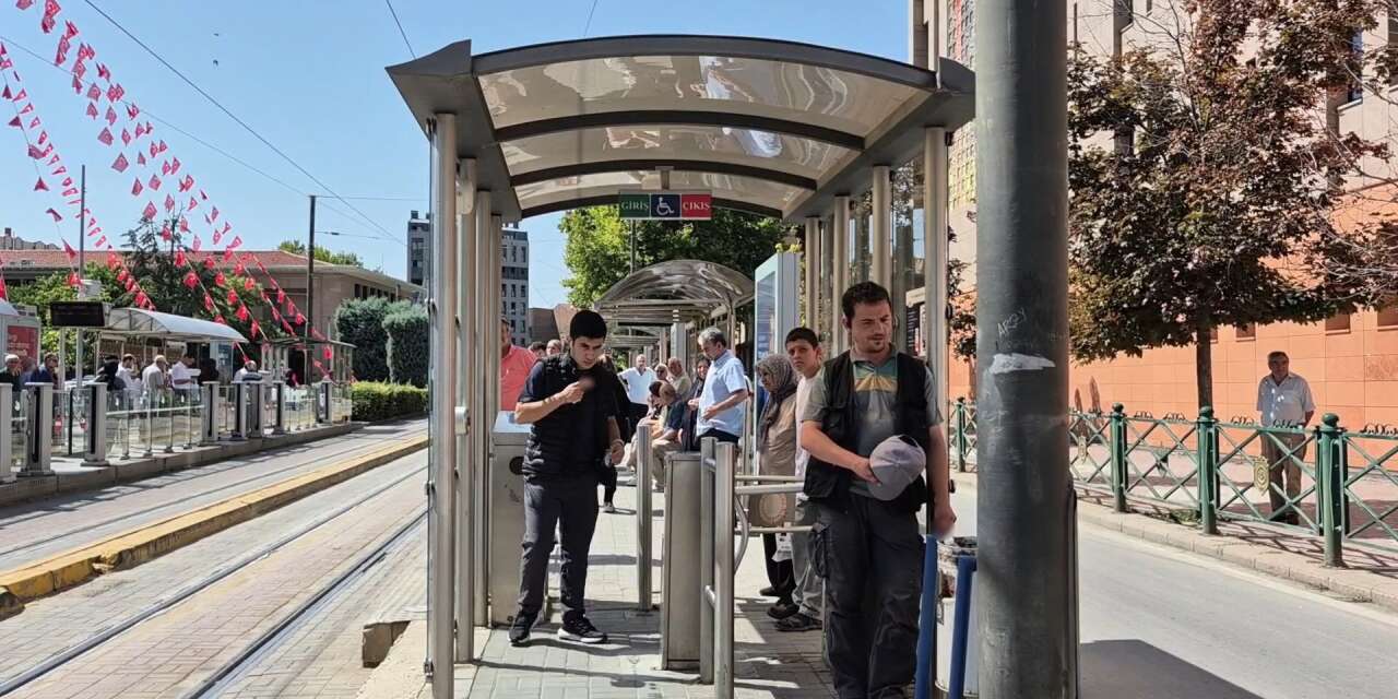 Tramvay durağında bıçaklı kavga! Taciz iddiası ortalığı karıştırdı
