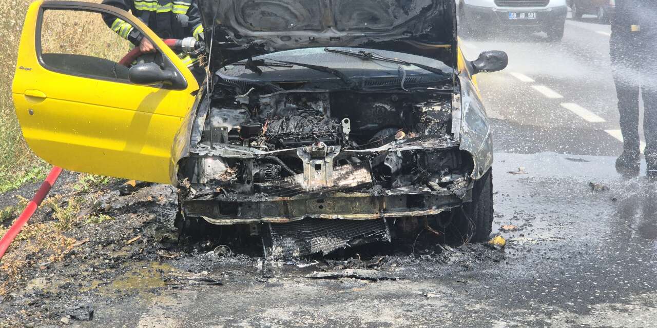 Alev alan otomobilde can pazarı! 5 kişi son anda kurtuldu