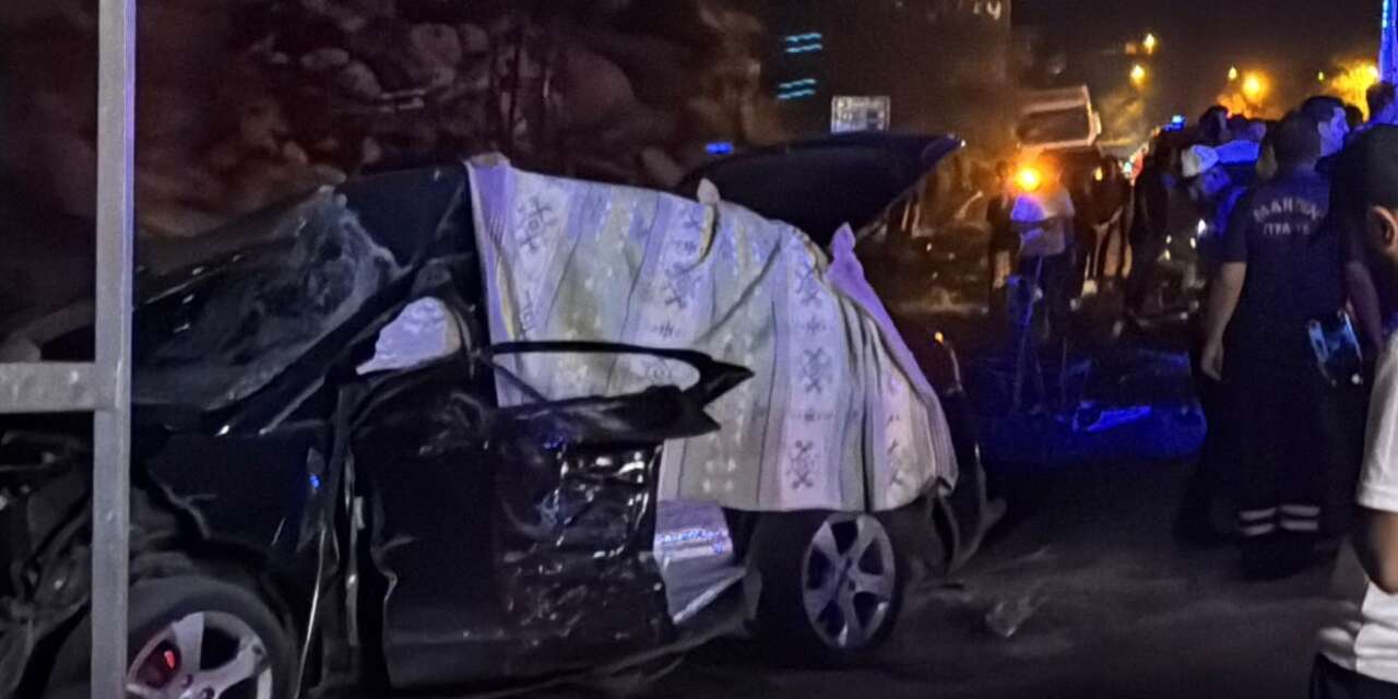 Otomobil kamyonla çarpıştı! 2 kişi yaşamını yitirdi, 6 yaralı var