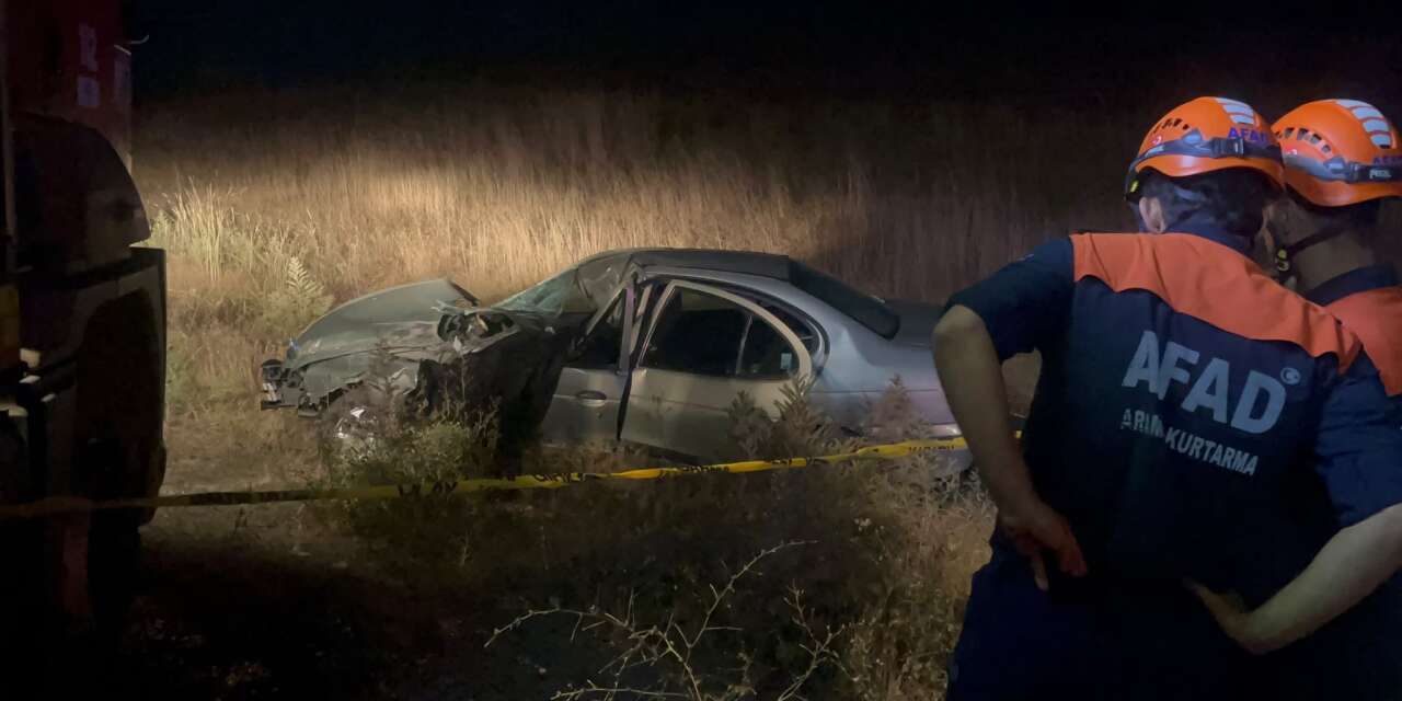 Traktöre çarpan otomobil hurdaya döndü, Mehmet Baysak öldü