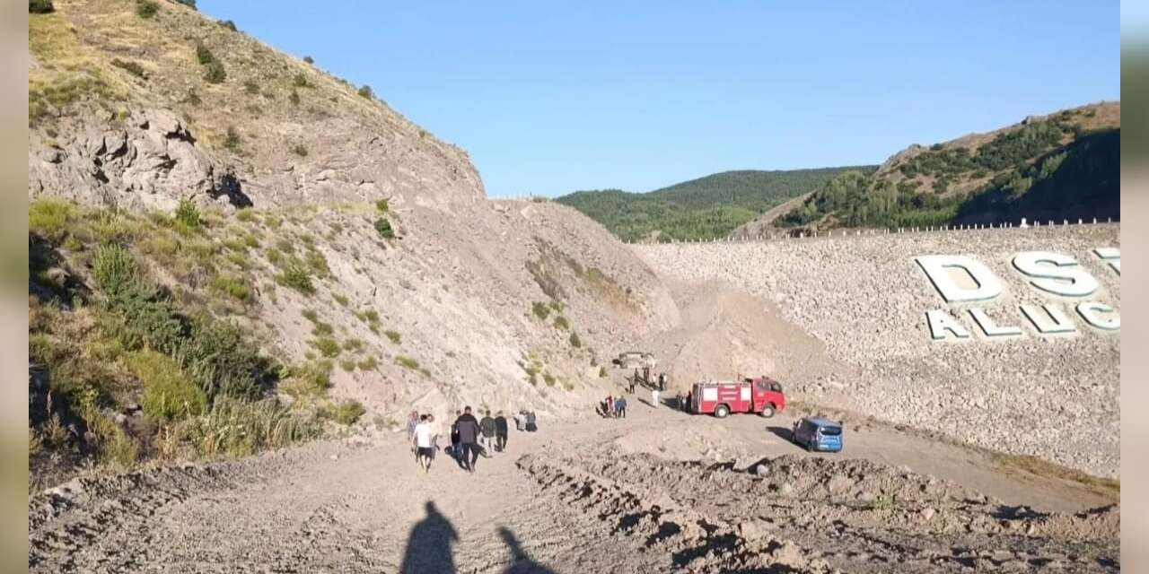 Dere yatağına yuvarlanan otomobilde 3 kişi hayatını kaybetti