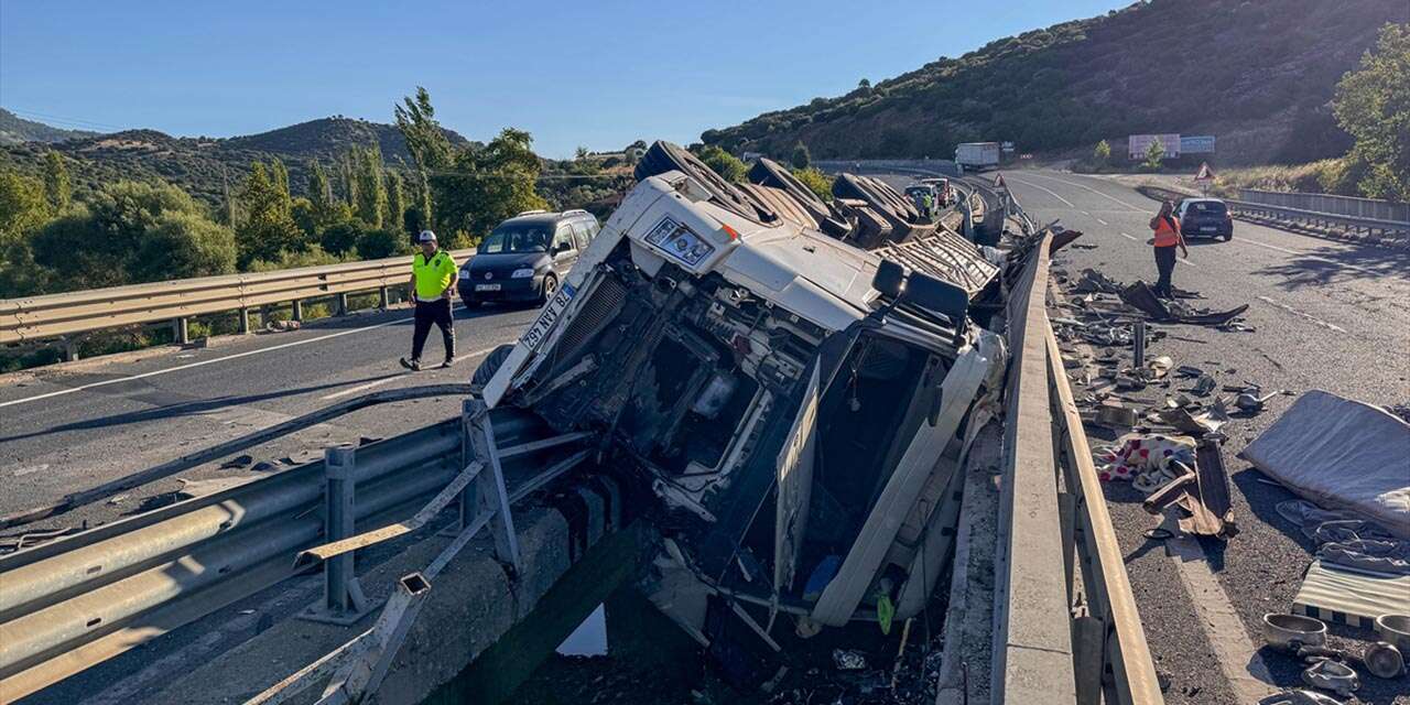 Köprüde devrilen TIR nehre düştü! Sürücü öldü