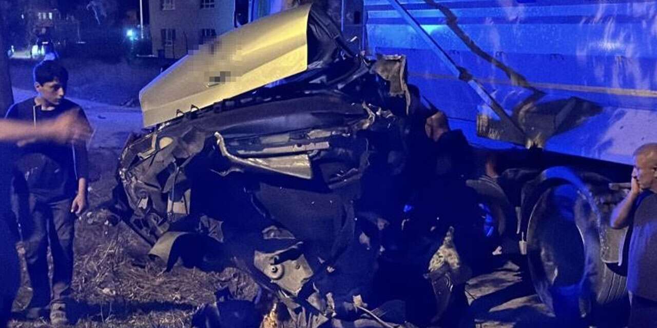 Sesi duyan mahalle sokağa döküldü! Ağaca çarpan otomobil ikiye bölündü