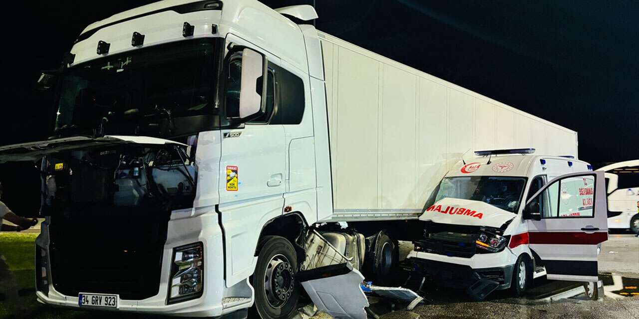 Ambulansla TIR çarpıştı, 6 yaralı