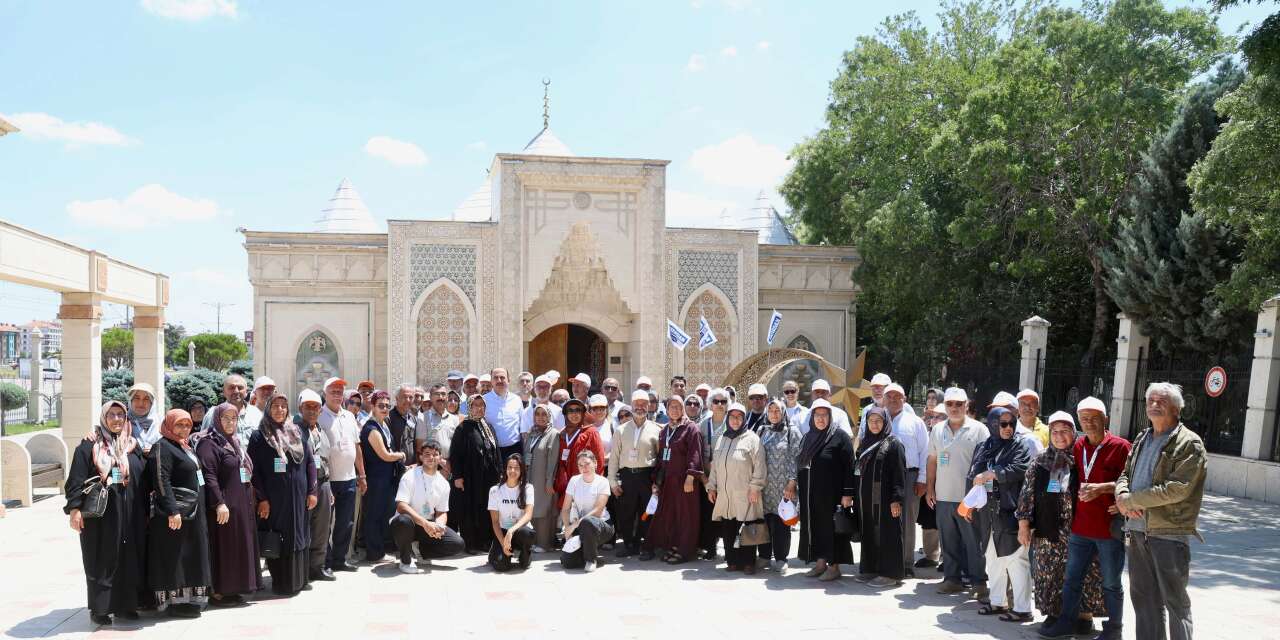 Konya'da emeklilere ücretsiz gezi! 4 bin 556 kişi tarihi yeniden keşfetti