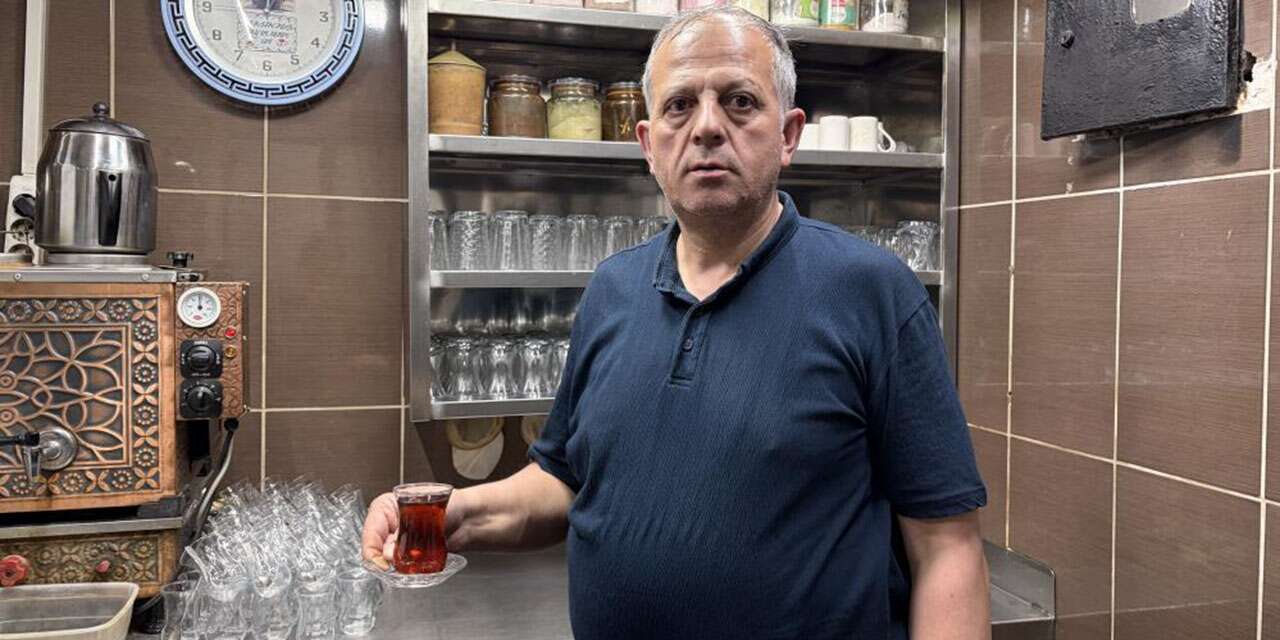 4 metrekare alanda 43 yıl! Yaz kış demeden insanların içini ısıtıyor