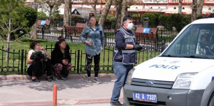 Konya’da sokağa çıkma yasağını ihlal eden 3 kadın emniyete götürüldü