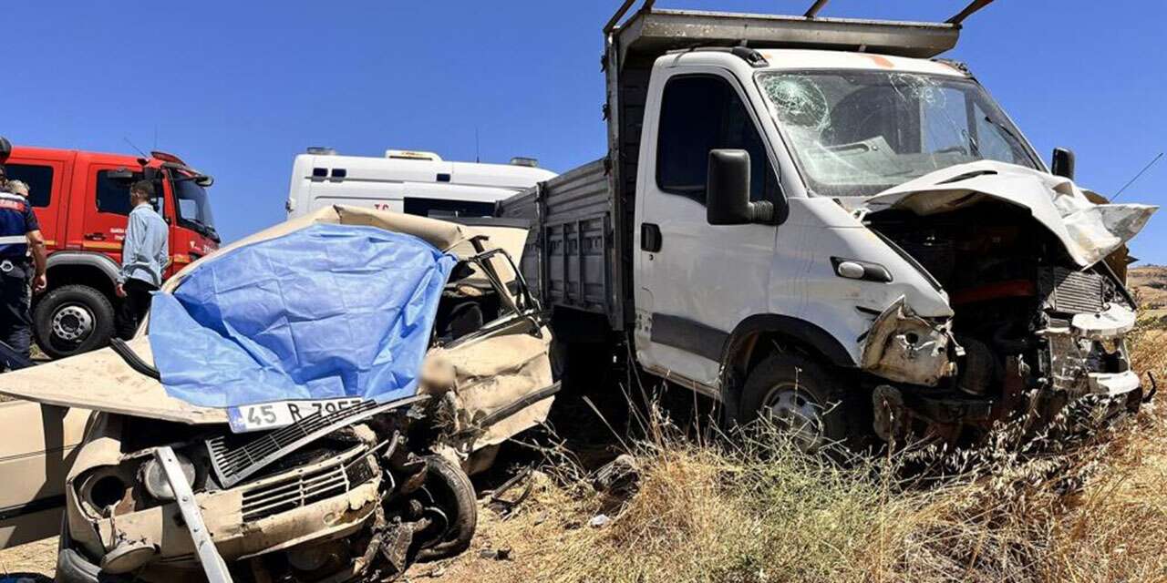 Otomobil ve kamyonet kafa kafaya çarpıştı! 1 ölü, 1 yaralı var