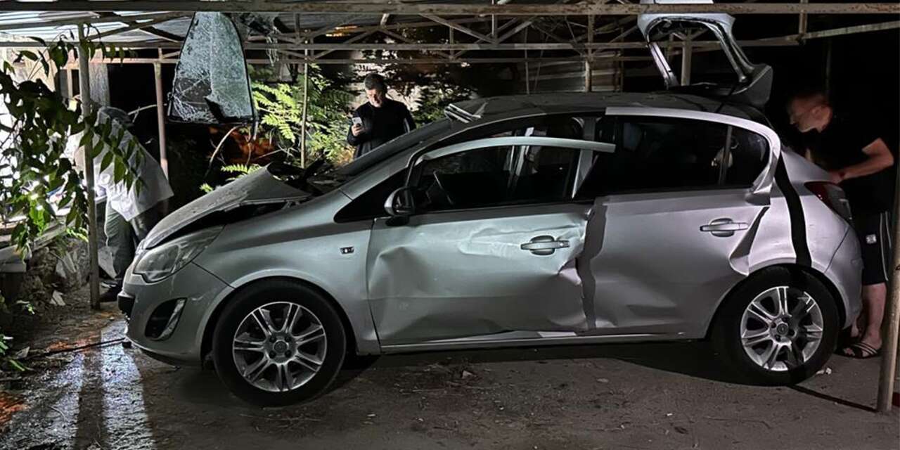 Park halindeki otomobilde patlama! 2 genç yaralandı