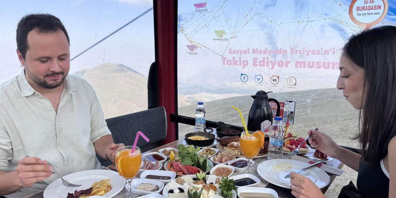 2 bin 636 metrede teleferikte kahvaltı keyfi! Konyalı çift hayran kaldı
