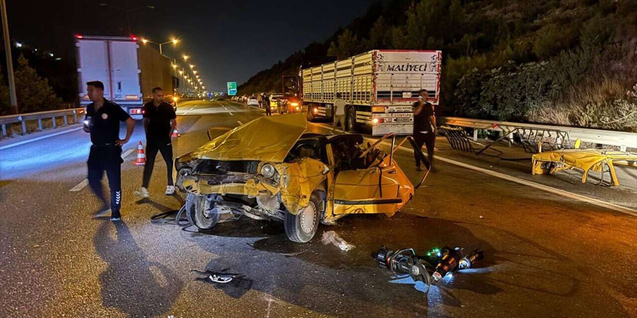TIR, kamyonet ve otomobil çarpıştı! 1 ölü, 4 yaralı var