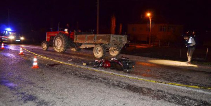 Aksaray’da feci kaza! Traktörün römorkuna çarpan motosikletli öldü