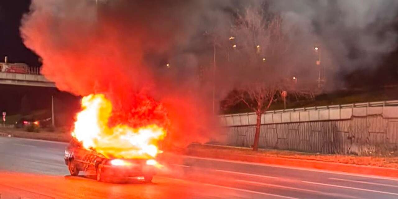 Seyir halindeki otomobil patladı! 29 yaşındaki sürücü yaralandı