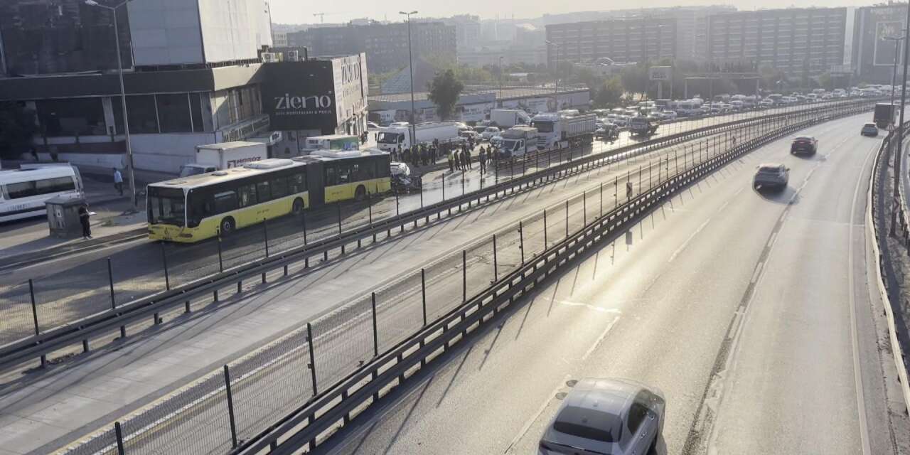 Otomobil, otobüse arkadan çarptı! 3 kişi öldü