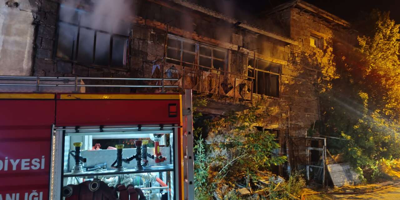 Konya'da alevler geceyi aydınlattı! İki katlı ev küle döndü