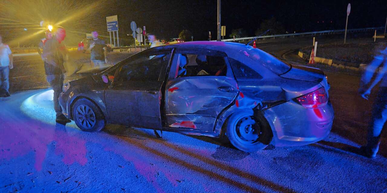 Konya yolunda kaza! İki otomobil kavşakta çarpıştı, 4 kişi yaralandı