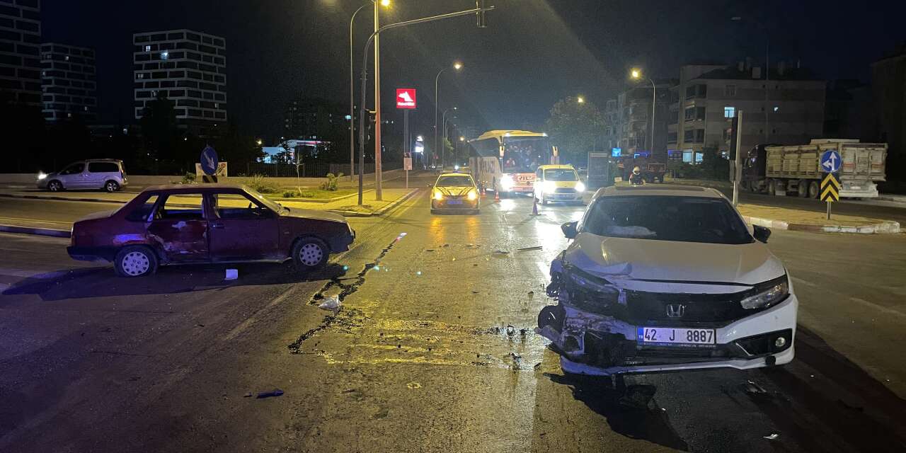 Otomobiller kavşakta çarpıştı! Konya plakalı araçtaki 2 kişi yaralandı