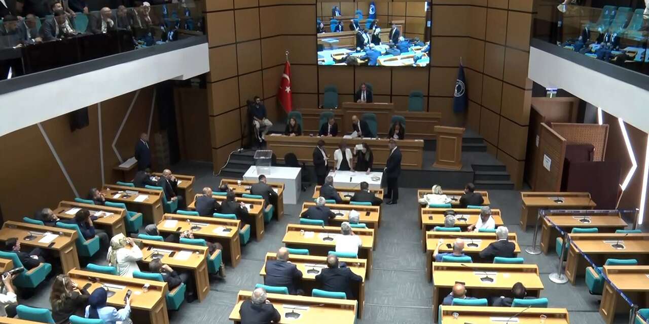 Üsküdar Belediyesi’nde olaylı seçim! Başkanvekili seçildi