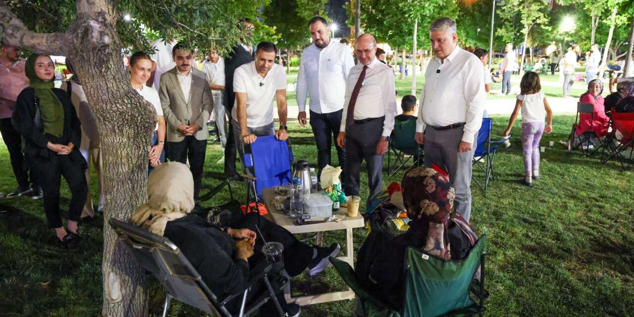 Konya’da başkanlar sahaya indi! Parkta vatandaşların taleplerini dinledi