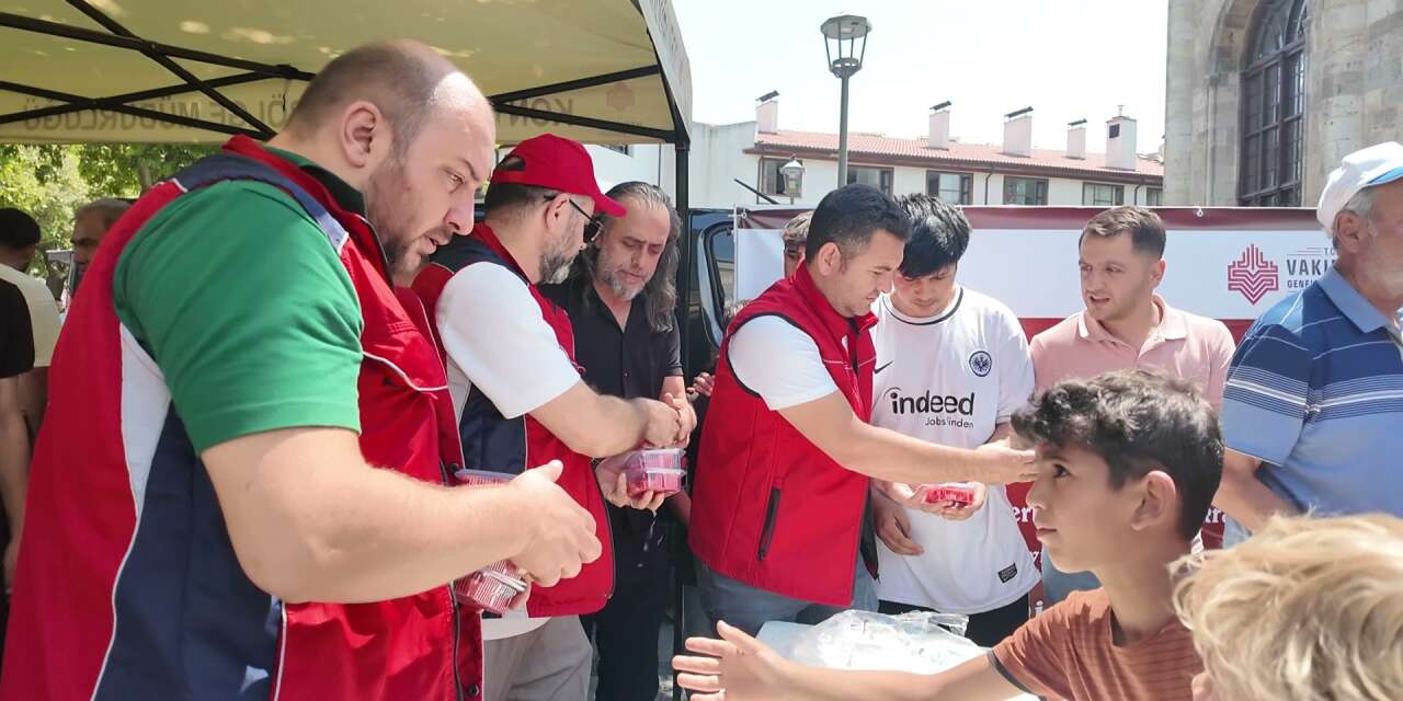 Konya'da asırlık vakıf geleneği! Cuma çıkışında vatandaşlara karpuz ikram edildi