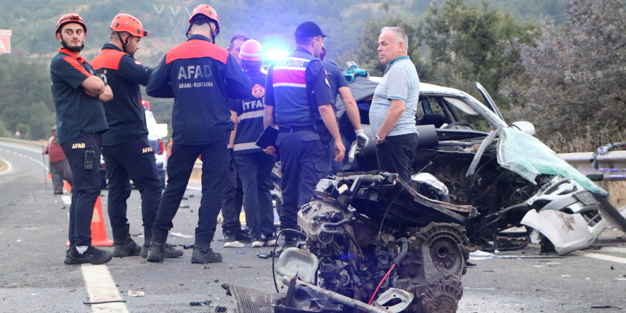 Otomobil parçalara ayrıldı! AK Partili başkan hayatını kaybetti