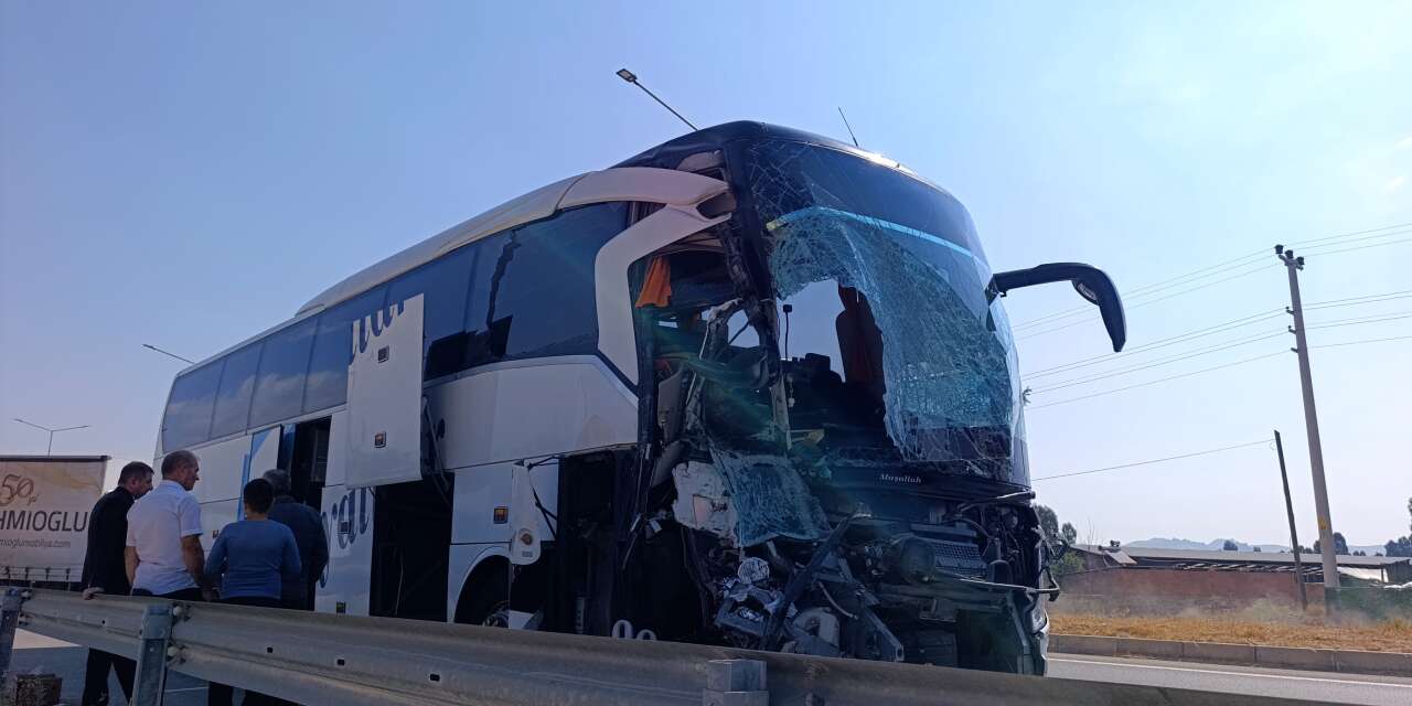 Yolcu otobüsü kamyonete çarptı! 1 ölü, 15 yaralı var