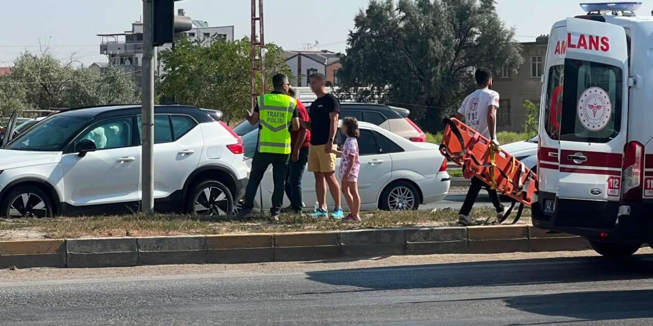 Konya’da otomobiller kırmızı ışıkta çarpıştı! 2 kişi yaralandı