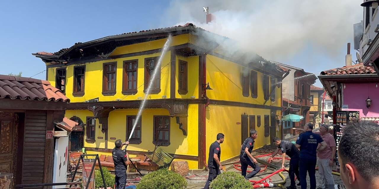 Ahşap kafede yangın! Biri itfaiye eri 9 kişi hastaneye kaldırıldı