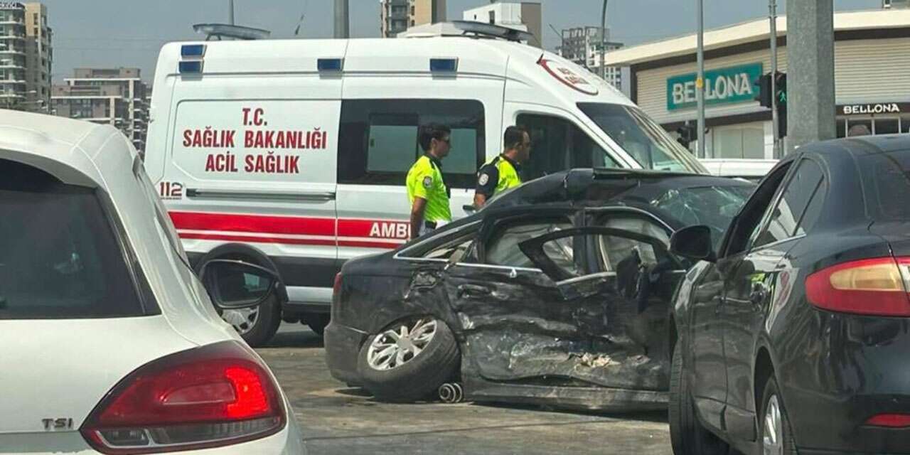 Ambulansla otomobil çarpıştı! İlk müdahaleyi yaralı sağlıkçılar yaptı