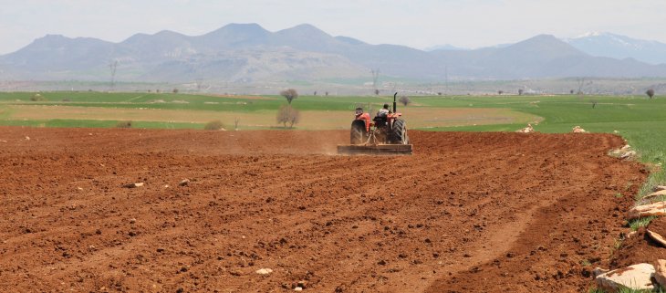 Yasaktan muaf tutulan Konyalı çiftçiler tarlada çalışıyor