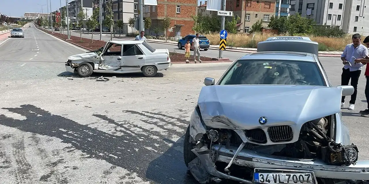 Konya’da iki otomobil kavşakta çarpıştı! Yaralılar hastaneye kaldırıldı