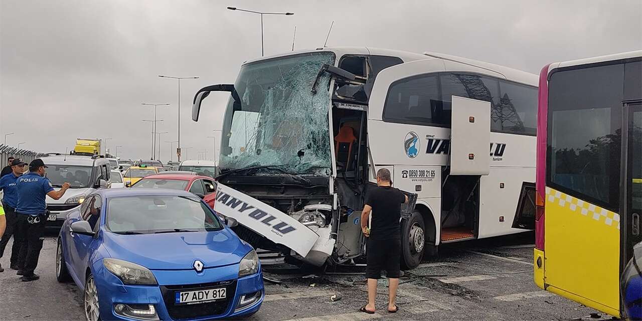Yolcu otobüsü belediye otobüsüne çarptı! Yaralılar var
