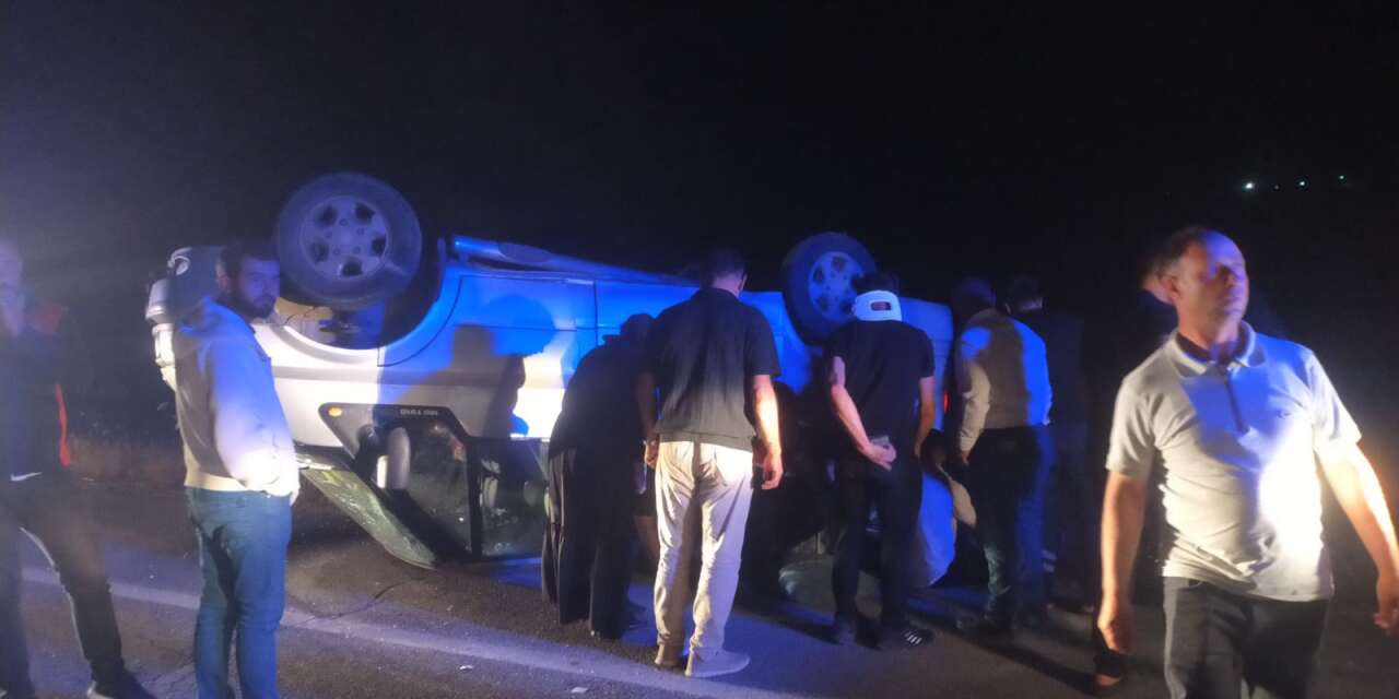 Minibüs devrildi! Aynı aileden 7 kişi yaralandı